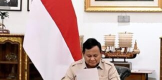 Presiden Prabowo Terima Surat Terima Kasih dari Siswa SMK Negeri 1 Sorong Presiden Prabowo Subianto membaca surat apresiasi dari siswa SMK Negeri 1 Sorong, Papua Barat Daya, di Istana Merdeka, Jakarta.