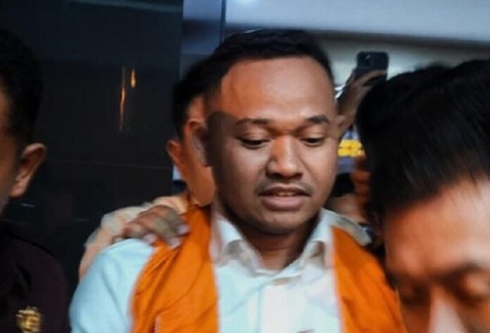 Petugas Kejaksaan Negeri Sleman menggiring tersangka Raudi Akmal usai penetapan status tersangka dalam kasus dugaan korupsi dana hibah pariwisata tahun 2020 di Kabupaten Sleman.