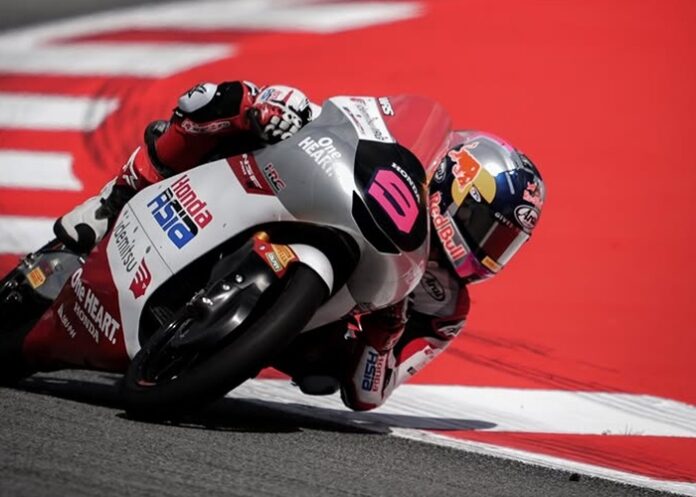 PACU MOTOR - Pembalap Indonesia di MotoGP 2026 kelas Moto3, Veda Ega Pratama memacu motor Honda adalannya dalam race Moto3 belum lama ini. Hasil MotoGP Ceko pada Minggu (21/6/2026) nanti akan menentukan apakah Veda Ega Pratama akan Kembali melesat ke top 3 atau justru turun peringkat. OFFICIAL INSTAGRAM VEDA EGA PRATAMA/REPRO