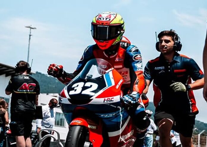 PACU MOTOR - Pembalap Indonesia untuk tim Honda dream, Kiandra Ramadhipa memacu motor andalannya dalam Race 2 Moto3 Junior GP FIM World Championship 2026 belum lama ini. Dalam balapan seri Estoril 2026 pada Minggu (14/6/2026), Kiandra Ramadhipa berhasil jadi juara. OFFICIAL INSTAGRAM KIANDRA RAMADHIPA/REPRO PACU MOTOR - Pembalap Indonesia untuk tim Honda dream, Kiandra Ramadhipa memacu motor andalannya dalam Race 2 Moto3 Junior GP FIM World Championship 2026 belum lama ini. Dalam balapan seri Estoril 2026 pada Minggu (14/6/2026), Kiandra Ramadhipa berhasil jadi juara. OFFICIAL INSTAGRAM KIANDRA RAMADHIPA/REPRO