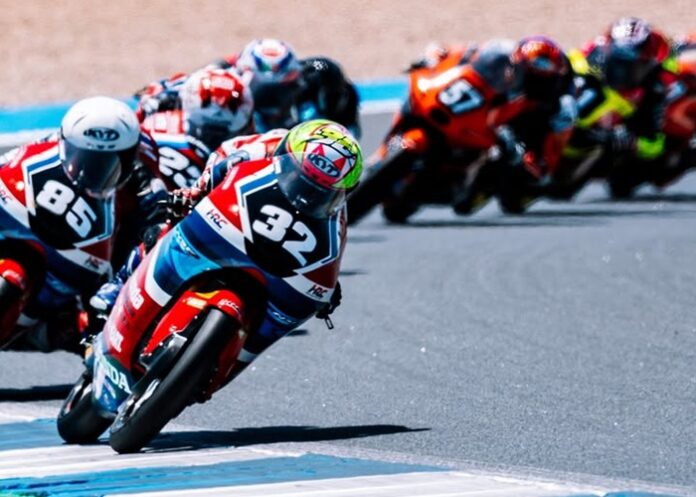 JUARA PORTUGAL - Pembalap Indonesia, Kiandra Ramadhipa (depan nomor 32) memacu motor Honda andalannya dalam race Moto3 Junior FIM World Championship 2026 belum lama ini. Kiandra Ramadhipa baru saja mengukir sejarah dengan memenangi race Moto3 Junior seri Estoril pada Minggu (14/6/2026) kemarin. OFFICIAL INSTAGRAM KIANDRA RAMADHIPA/REPRO