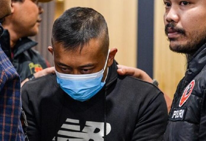 Taufik Hidayat, tersangka kasus penyekapan dan penyiksaan YTR di Kabupaten Bandung, menjalani pemeriksaan kesehatan dan tes narkoba setelah ditangkap aparat kepolisian.