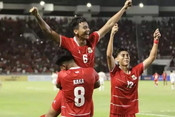 Pemain Timnas Indonesia U-19 bersiap menghadapi Kamboja U-19 pada laga perebutan tempat ketiga Piala AFF U-19 2026 di Stadion Utama Sumatera Utara, Deli Serdang.