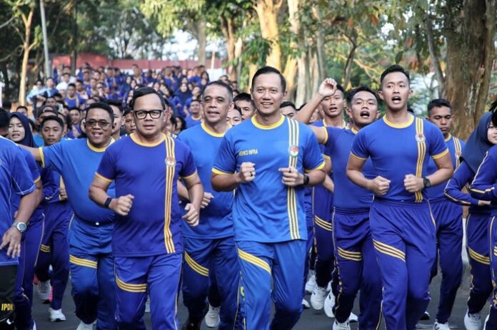 Menteri Koordinator Bidang Infrastruktur dan Pembangunan Kewilayahan Agus Harimurti Yudhoyono (AHY) mengikuti kegiatan lari sore bersama ratusan Praja di Kampus IPDN Jatinangor belum lama ini