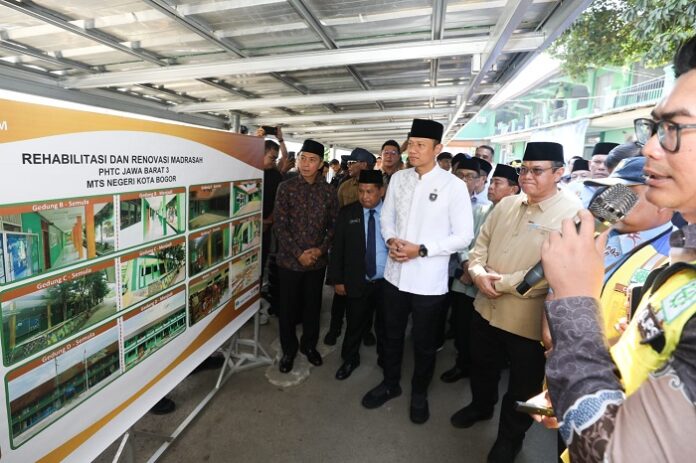Menteri Koordinator Bidang Infrastruktur dan Pembangunan Kewilayahan Agus Harimurti Yudhoyono (AHY) meninjau langsung progres rehabilitasi dan renovasi MTs Negeri 1 Kota Bogor, Jawa Barat