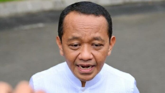 Menteri ESDM Bahlil Lahadalia menegaskan pemerintah terus mengurangi ketergantungan impor bensin. Produksi dalam negeri meningkat menjadi 20 juta kiloliter per tahun dan pemerintah menyiapkan pemanfaatan bioetanol untuk menekan impor.
