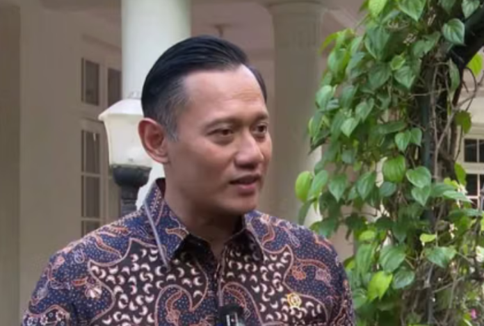 Ketua Umum Partai Demokrat Agus Harimurti Yudhoyono menegaskan pentingnya oposisi dalam demokrasi, namun kritik terhadap pemerintah harus konstruktif dan disertai solusi.