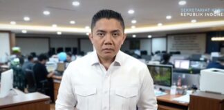 ICW merespons pernyataan Seskab Teddy Indra Wijaya soal penggunaan uang pribadi Prabowo untuk urusan negara. ICW menyoroti aspek transparansi dan akuntabilitas.
