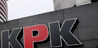 KPK menangkap 10 orang dalam operasi tangkap tangan di Kabupaten Kuantan Singingi, Riau. OTT tersebut diduga berkaitan dengan praktik suap jual beli jabatan, sementara Bupati dan Sekda diminta kooperatif.