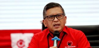 Sekjen PDIP Hasto Kristiyanto memberikan keterangan kepada awak media. Hasto merespons rencana Ketua Umum PSI Kaesang Pangarep maju sebagai calon legislatif di Dapil Jawa Tengah V yang menjadi basis suara Puan Maharani pada Pemilu 2029.