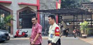 FAKTA! Kuasa Hukum Ungkap Dugaan Intimidasi Satpam Fiktor Harefa saat Mediasi Kasus Alphard Kuasa hukum Fiktor Harefa menyampaikan dugaan intimidasi yang dialami kliennya saat menjalani proses mediasi dengan penumpang mobil Toyota Alphard terkait insiden di kawasan Bundaran HI, Jakarta Pusat.