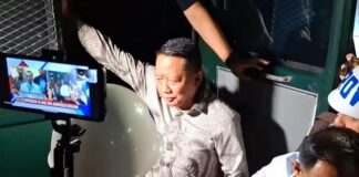 Mantan Jampidsus Febrie Adriansyah berjalan menuju mobil tahanan usai menjalani pemeriksaan di Kejaksaan Agung, Jakarta. DPR meminta Kejagung memberikan perlakuan yang sama kepada seluruh tersangka demi menjaga kepercayaan publik terhadap penegakan hukum.