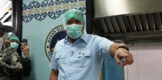 Kepala BGN Sudaryono saat melakukan pengecekan ke SPPG. Korwil Badan Gizi Nasional (BGN) Kabupaten Kayong Utara, Adi Afrianto, dimutasi ke Papua setelah viral mendapat teguran dari Kepala BGN Sudaryono saat mengikuti pengarahan daring bersama jajaran BGN se-Indonesia. Berikut kronologinya.