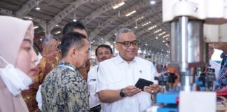 Wamenaker Afriansyah Noor Minta Industri Prioritaskan Tenaga Kerja Lokal