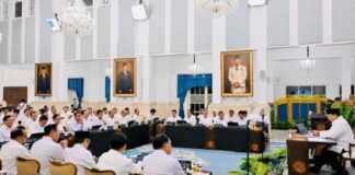 Akhirnya Terkuak! Alasan Gibran Tidak Lagi Duduk Disamping Prabowo Menteri Sekretaris Negara Prasetyo Hadi menjelaskan bahwa posisi duduk Wakil Presiden Gibran Rakabuming Raka dalam Sidang Kabinet Paripurna disesuaikan dengan kebutuhan teknis penggunaan teleprompter oleh Presiden Prabowo Subianto dan tidak berkaitan dengan kekompakan kabinet.