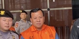 Plt Direktur Penyidikan KPK Achmad Taufik Husein menjelaskan dugaan Bupati Kuantan Singingi dan Sekda sempat melarikan diri serta berupaya menghilangkan jejak kendaraan saat Operasi Tangkap Tangan (OTT) berlangsung.
