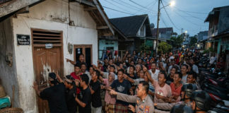 BERITA VIRAL - Foto hasil olahan Akal Imitasi (AI) Gemini tampak menunjukan warga yang murka melabrak rumah guru PNS Bejat! Warga jagat maya dikejutkan berita viral dari Kota Tanjungbalai Sumatera Utara pada Rabu (22/7/2026). Dikisahkan, soerang guru PNS perempuan tega menyodorkan siswa laki-lakinya untuk jadi korban demi memuaskan hasrat menyimpang sang suami. Berikut kisah lengkapnya, Kamis (23/7/2026). GEMINI AI/PROMPT TAJUKNASIONAL.COM