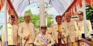 Lukas Luwarso mengklaim Joko Widodo menjadi pihak yang mengatur prosesi pemberian gelar adat di Lampung. Simak pernyataan lengkap dan alasannya.