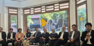 Apa Itu Kabinet Bayangan? Ini Daftar Nama 15 Menteri Berbasis Meritokrasi dari Tokoh Masyarakat Sipil Inisiator Kabinet Bayangan Ahmad Jilul Qur'ani bersama perwakilan masyarakat sipil mengumumkan susunan kabinet alternatif yang disebut sebagai zaken kabinet berbasis meritokrasi.