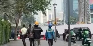 Viral Satpam di Bundaran HI Jakarta Sujud ke Pengemudi Alphard yang Terobos Lampu Merah, Dimaki dan Diancam Pecat VIRAL MEDSOS - Insiden cekcok antara seorang Satpam di Bundaran HI dengan pengemudi Alphard menjadi berita viral di jagat maya pada Kamis (22/7/2026) lalu. Terbaru, Satpam di Bundaran HI tersebut mengaku harus bersujud dan meminta maaf agar keributan itu tak melebar lantaran dirinya diancam dilaporkan ke vendor agar dipecat dari pekerjaannya. OFFICIAL INSTAGRAM CRATIVEMEDIA JAKARTA/REPRO