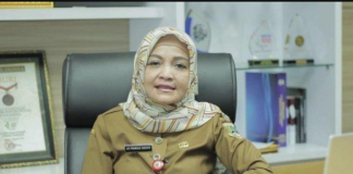 Kepala Dinas Kesehatan Provinsi Banten Ati Pramudji Hastuti menjadi sorotan setelah bereaksi saat ditanya mengenai temuan Badan Pemeriksa Keuangan (BPK) yang terus terjadi di instansinya selama enam tahun berturut-turut. Salah satu temuan terbaru berkaitan dengan proyek videotron senilai Rp2,77 miliar.