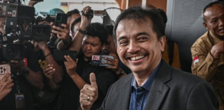 Polda Metro Jaya Ungkap Alasan Roy Suryo Jadi Tersangka, Klaim Kantongi 3 Alat Bukti Sah Tim hukum Polda Metro Jaya menyampaikan alasan penetapan Roy Suryo sebagai tersangka dalam sidang praperadilan di Pengadilan Negeri Jakarta Selatan.