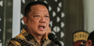 Kejaksaan Agung memastikan Febrie Adriansyah masih berstatus ASN meski telah mundur sebagai Jampidsus dan ditetapkan sebagai tersangka. Simak penjelasan lengkap Kejagung.