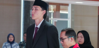 Mitchell Lee Baker resmi menjadi WNI dan diproyeksikan memperkuat Timnas Indonesia. Striker bertinggi 196 sentimeter itu segera bergabung dalam pemusatan latihan skuad Garuda untuk menghadapi ASEAN Championship 2026.