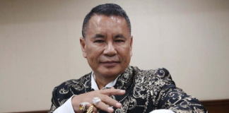 Hotman Paris Hutapea resmi menjadi kuasa hukum mantan Jampidsus Febrie Adriansyah dan mendampinginya menjalani pemeriksaan sebagai tersangka di Kejaksaan Agung.