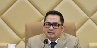 Ketua Komisi II DPR RI M Rifqinizamy Karsayuda saat rapat kerja bersama Menteri PANRB menyoroti mentalitas sebagian ASN dan mendorong revisi UU ASN agar menerapkan sistem penilaian kinerja berbasis KPI secara lebih ketat.