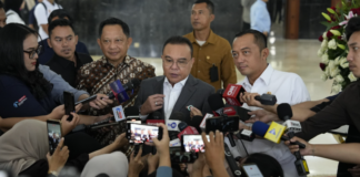 Wakil Ketua DPR RI Sufmi Dasco Ahmad memimpin rapat koordinasi bersama pemerintah terkait finalisasi Rancangan Perpres Ojek Online yang ditujukan untuk memperkuat perlindungan dan kepastian hukum bagi pengemudi ojol di Indonesia.