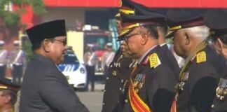 Profil Sidarto Danusubroto, Eks Ajudan Bung Karno yang Dianugerahi Pangkat Kehormatan Presiden Prabowo Subianto menyematkan pangkat kehormatan kepada Irjen Pol (Purn) Sidarto Danusubroto dalam upacara Hari Bhayangkara ke-80. Sidarto dikenal sebagai mantan ajudan Presiden Soekarno dan pernah menjabat Ketua MPR RI.