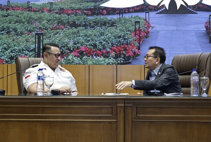 DPR RI mendorong pemerintah segera menyusun payung hukum permanen setelah kebijakan pembatasan komisi aplikator ojek online maksimal 8 persen mulai berlaku pada 1 Juli 2026.