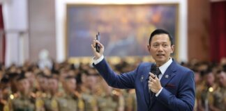Dari Lembah Tidar, Menko AHY Dorong Taruna Akmil Menjadi Pemimpin Adaptif dan Siap Menghadapi Tantangan Masa Depan Menteri Koordinator Bidang Infrastruktur dan Pembangunan Kewilayahan Agus Harimurti Yudhoyono (AHY) dalam kuliah umum di Akademi Militer Magelang, Jawa Tengah belum lama ini