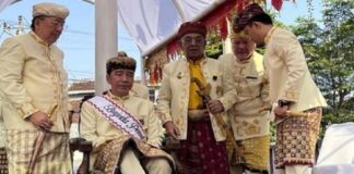 Presiden ke-7 RI Joko Widodo menegaskan prosesi menginjak kepala kerbau saat menerima gelar kehormatan adat di Lampung merupakan bagian dari ritual budaya masyarakat adat, bukan simbol maupun pesan politik.