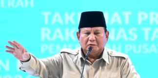 Presiden Prabowo Subianto meminta gubernur dan bupati tidak mengerahkan warga untuk menyambut kunjungan kerjanya. Menurutnya, pemerintah harus fokus bekerja melayani rakyat, bukan menyiapkan seremoni penyambutan.