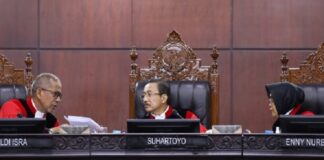 Mahkamah Konstitusi mengabulkan sebagian gugatan terkait APBN 2026 dan memutuskan anggaran pendidikan tidak boleh lagi digunakan untuk Program Makan Bergizi Gratis (MBG), dengan pemisahan mulai APBN 2027 atau paling lambat 2028.