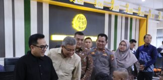 Wamen ATR Sidak Kantah Batam, Cek Langsung Pelayanan dan Serahkan Sertipikat PTSL