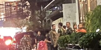 Personel TNI berjaga di sekitar rumah dinas Jampidsus Febrie Adriansyah di Jakarta Selatan. Mabes TNI menyatakan pengamanan dilakukan atas permintaan Kejaksaan Agung sesuai Perpres Nomor 66 Tahun 2025 tentang perlindungan terhadap jaksa.