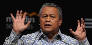 Pengunduran diri Perry Warjiyo menambah daftar pejabat sektor keuangan yang mundur di era Presiden Prabowo. Simak daftar lengkap pejabat OJK, BEI, hingga Sri Mulyani yang lebih dulu meninggalkan jabatannya.