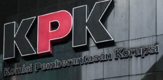 Petugas KPK memperlihatkan barang bukti hasil OTT Bupati Sukoharjo berupa logam mulia, uang tunai rupiah, serta mata uang asing dolar Australia dan dolar Singapura yang nilainya mencapai miliaran rupiah.