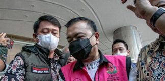 Kuasa Hukum Don Ritto Klaim Emas 74 Kg di Rumah Febrie Adriansyah Milik Kliennya Kuasa hukum Don Ritto menyatakan emas seberat 74 kilogram yang ditemukan penyidik di rumah Febrie Adriansyah berada dalam penguasaan kliennya dan tidak berkaitan dengan mantan Jampidsus tersebut.