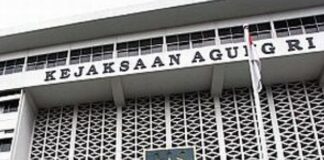 Kejaksaan Agung menetapkan tiga tersangka dalam kasus dugaan korupsi tata kelola ekspor mineral tanah jarang periode 2018-2019. Kasus ini diduga melibatkan manipulasi hasil uji laboratorium hingga penyalahgunaan kewenangan penerbitan dokumen ekspor.