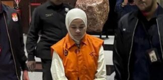 Direktur PT Millenium Solusi Abadi (MSA), Fika Nur Alawi, mengenakan rompi tahanan usai ditahan KPK terkait kasus dugaan suap atas temuan BPK mengenai sejumlah pengadaan di Pemerintah Kabupaten Muara Enim.
