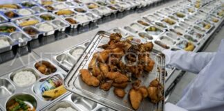 Petugas Satuan Pelayanan Pemenuhan Gizi (SPPG) menyiapkan distribusi Program Makan Bergizi Gratis (MBG). Pemerintah mengakui masih terdapat sejumlah kendala pada tahap awal pelaksanaan dan terus melakukan pembenahan sistem distribusi serta logistik.