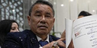 Pengacara Hotman Paris Hutapea saat memberikan keterangan kepada awak media. Hotman memutuskan mundur sebagai kuasa hukum Febrie Adriansyah karena harus fokus menjalani pemulihan kondisi kesehatan setelah operasi.