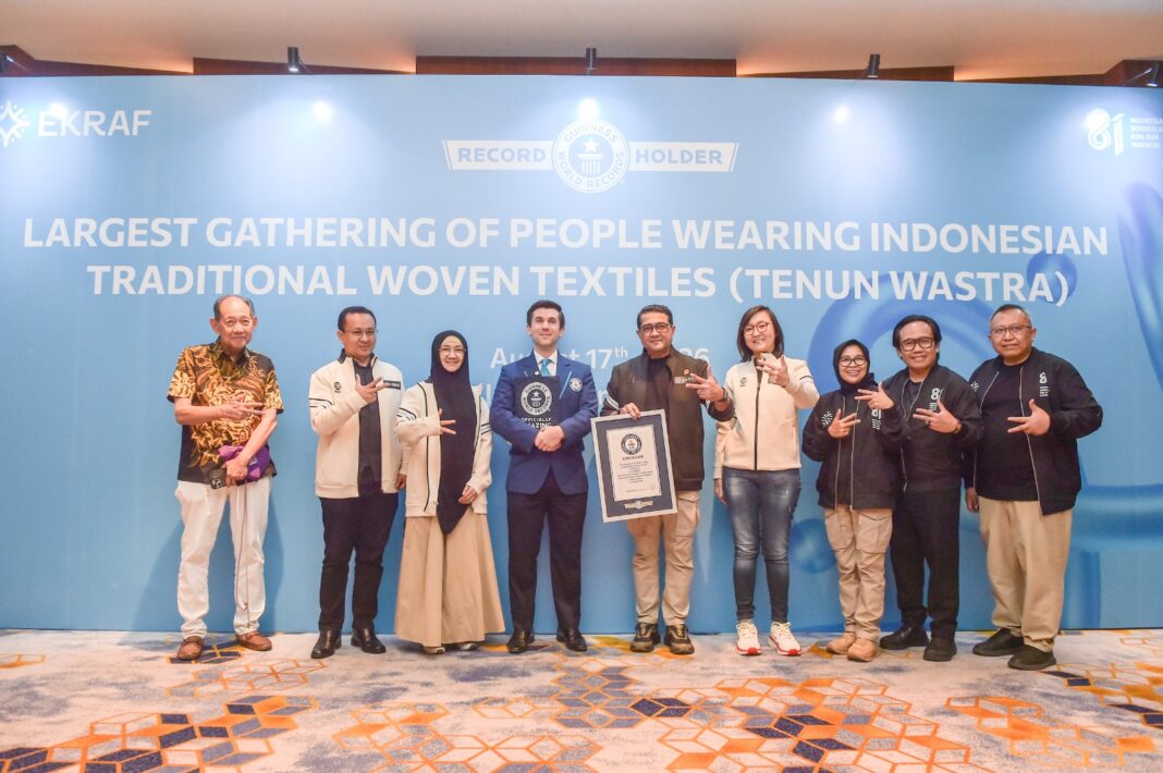 Kementerian Ekraf Pecahkan Rekor Dunia GWR, 306 Pegawai Kenakan Wastra Nusantara