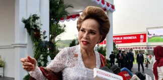 Ratna Sari Dewi Soekarno menghadiri rangkaian peringatan HUT ke-81 Kemerdekaan RI di Istana Merdeka, Jakarta, Senin (17/8/2026), mengenakan kebaya putih dan kain batik bernuansa cokelat kemerahan.