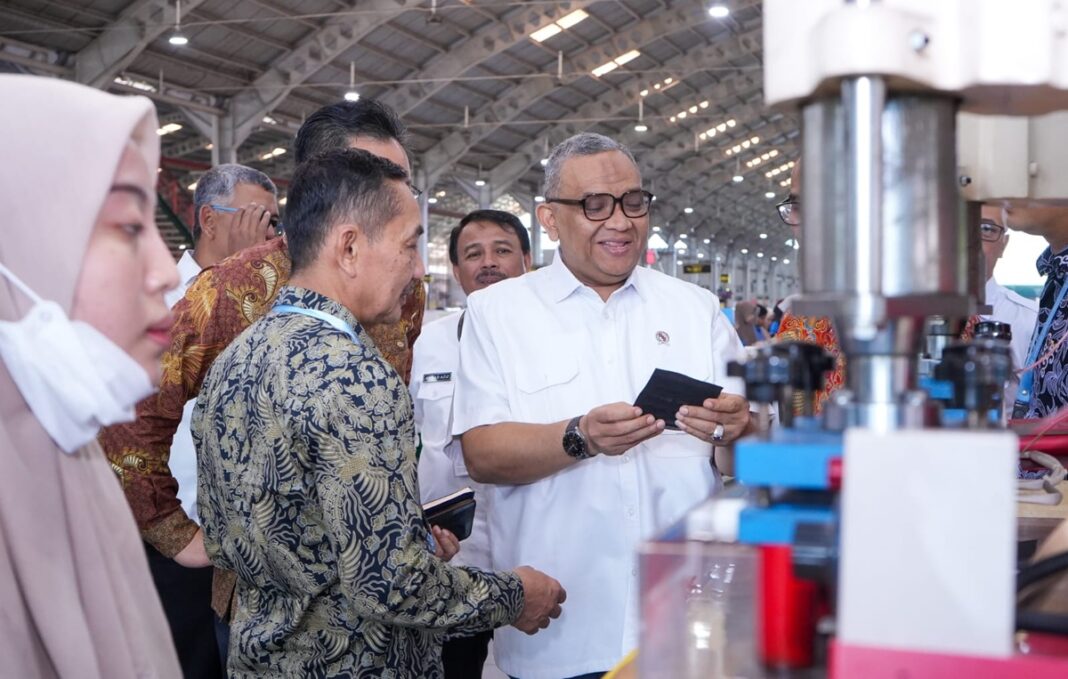 Wamenaker Afriansyah Noor Minta Industri Prioritaskan Tenaga Kerja Lokal