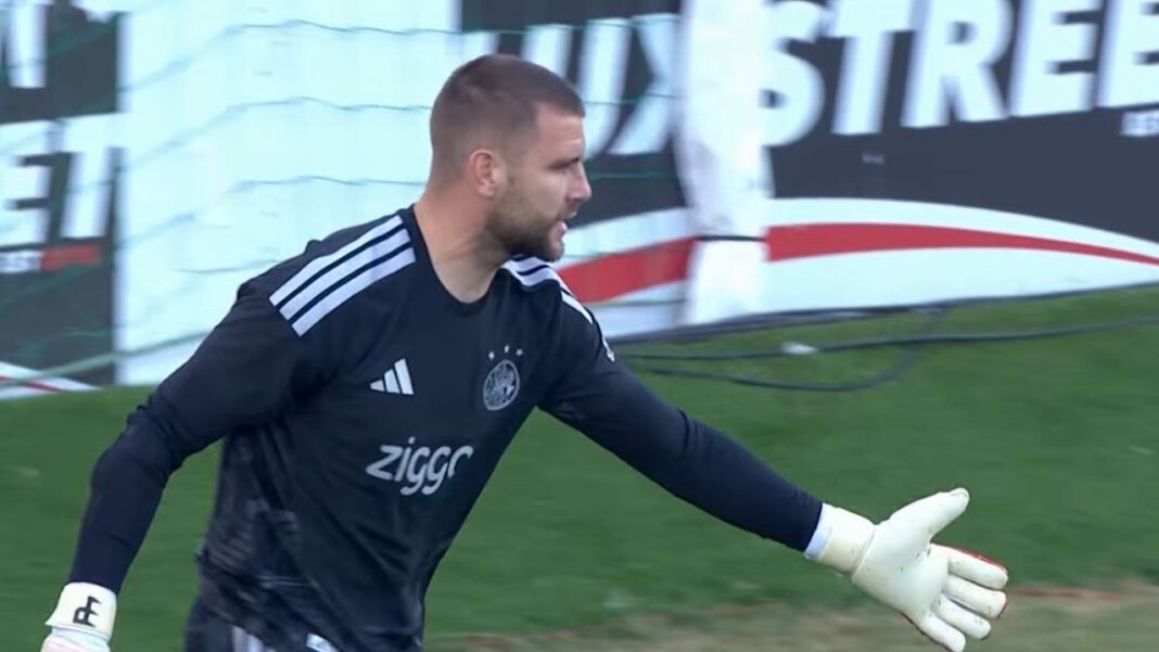 Maarten Paes Jadi Starter, Bawa Ajax Lolos ke Play-off Conference League